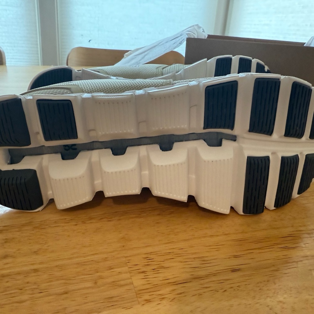 On Cloud Running Shoes Cloud 5 HAZE color size 10. - Picture 2 of 5